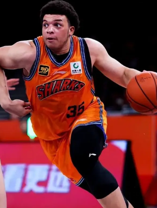 要想结束上海队的连胜步伐！还是劝洛夫顿快点回NBA吧！
22岁的洛夫顿简直可以称