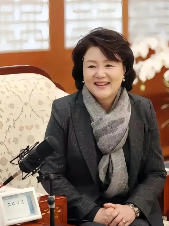 文在寅妻子金正淑，尹锡悦妻子金建希，两位东方女性的出身、气质、涵养、格局、胸怀以