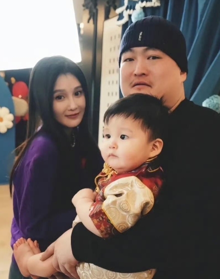 赵本山女儿球球为儿子庆祝一周岁！
球球真漂亮，遗传了本山大叔的帅气，儿子小皮球白