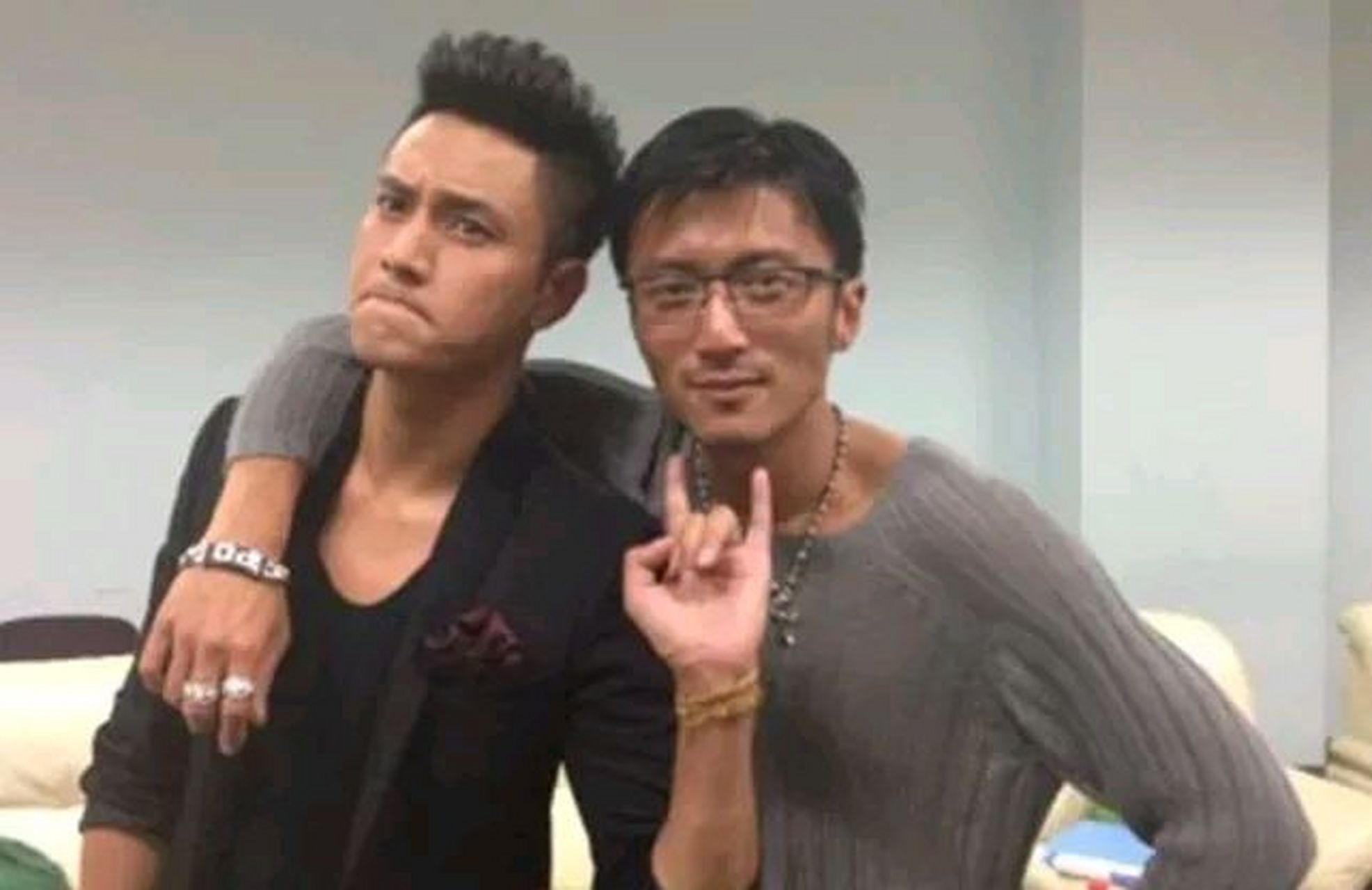 2013年，《快乐男声》现场直播时，陈坤因不满谢霆锋戴墨镜，用耳机狠狠砸了他。