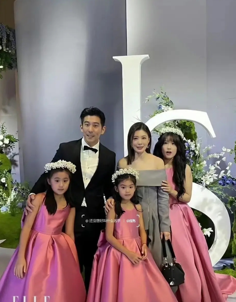 51岁贾静雯和老公修杰楷，三个女儿同框！大女儿梧桐妹，已经19岁了，继父修杰楷偷