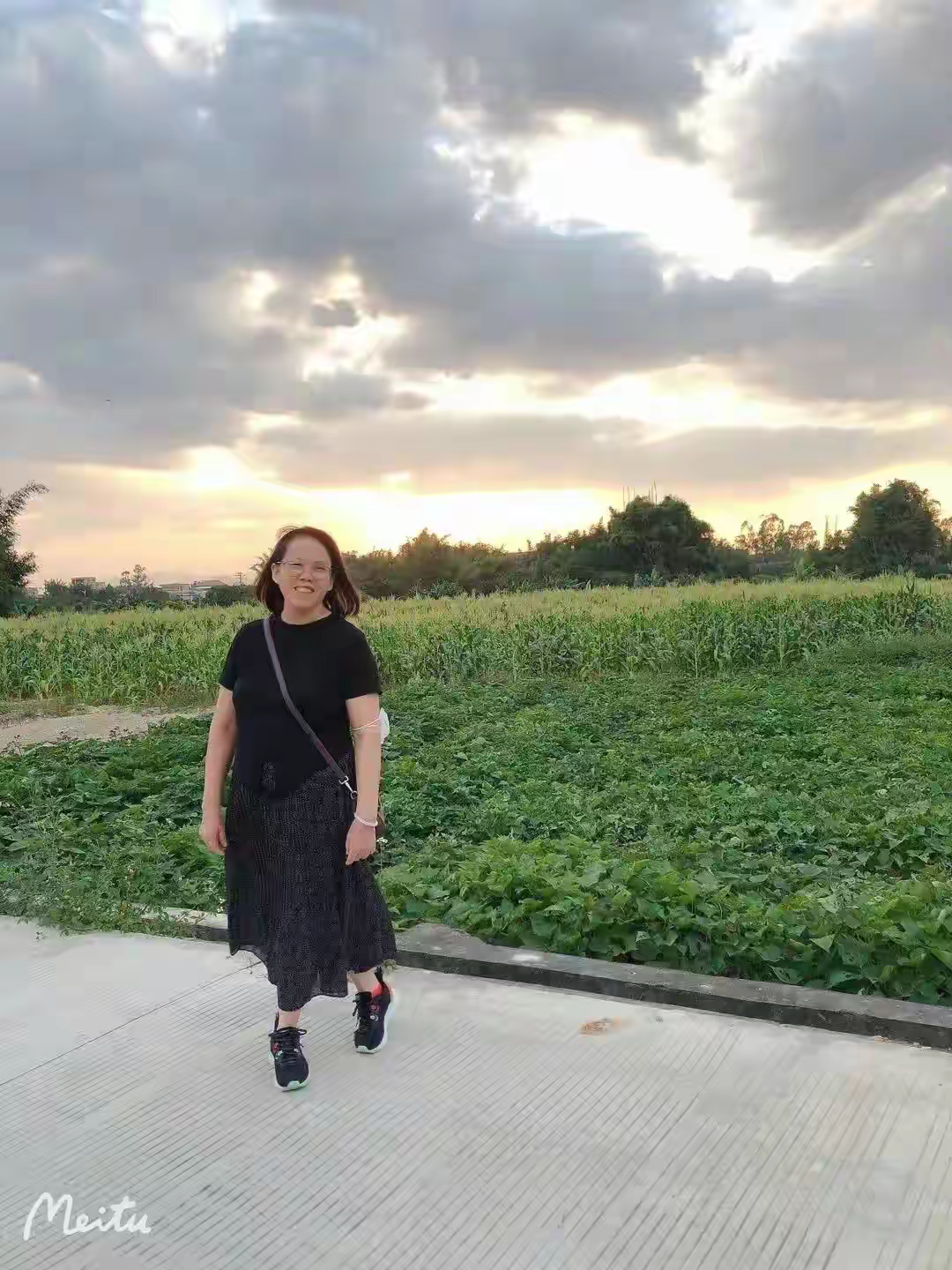 这儿子真是白养啊！我儿子工作了五个月，月薪 9000 元。在我昨天的生日那天，他