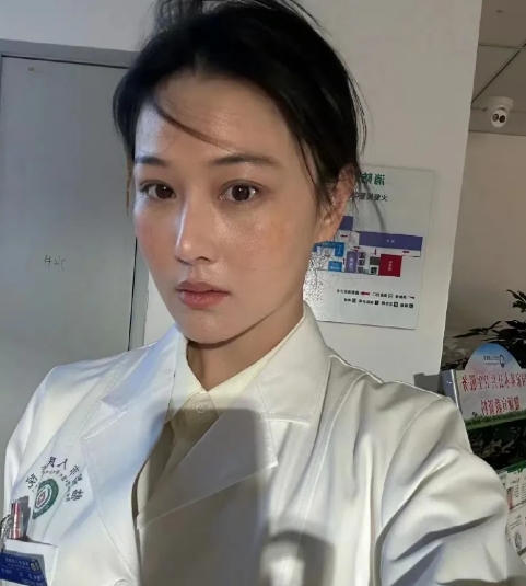 张馨予长得是真好看，那美貌真是实打实的出众。
你瞧啊，她没化妆的时候，素颜状态下