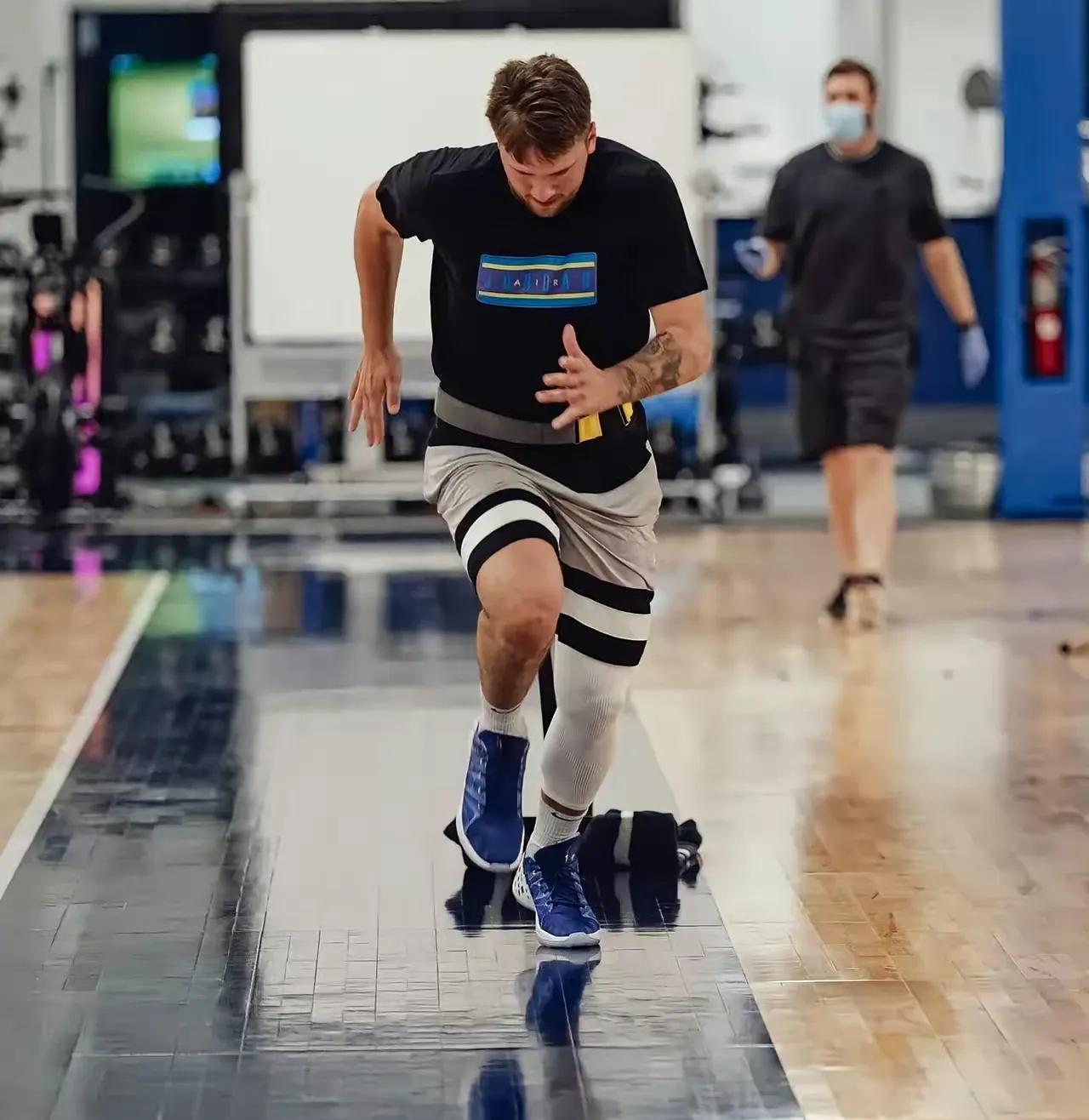 270磅的东契奇全明星赛期间一直泡在健身房，励志减肥恢复身材，或许是洛杉矶的聚光