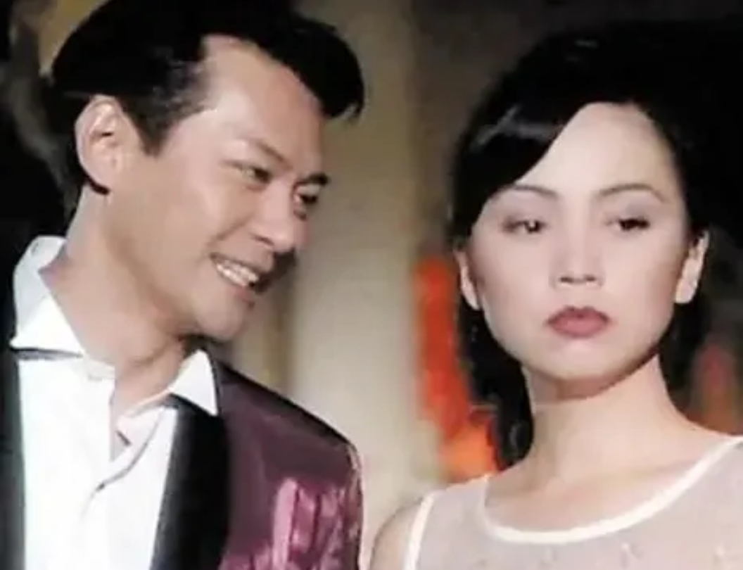 那年，江华和邓萃雯传出婚外情时，老婆刚生下二胎，大儿子才两岁，媒体骂他，邓萃雯跳