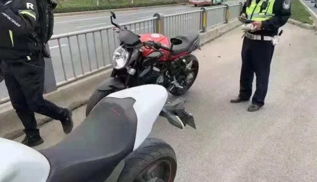 昆明，一男子骑行摩托车时，因闯入摩托车限行路段，被交警罚款200元，男子不服，认