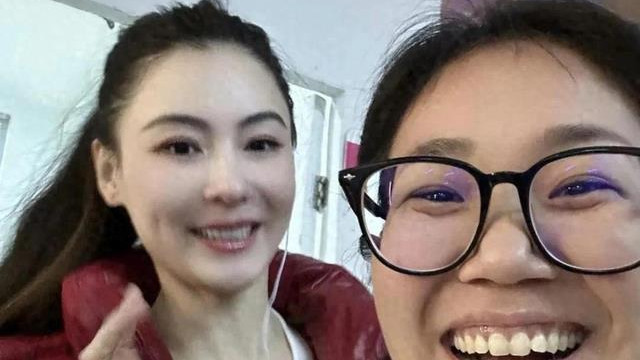 44岁张柏芝现身广东深圳，穿紧身裤扎高马尾太减龄，宛如20岁少女