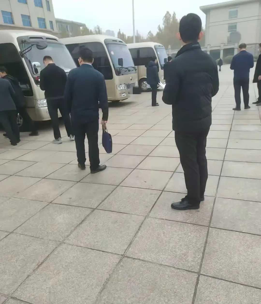 体制内不发朋友圈
