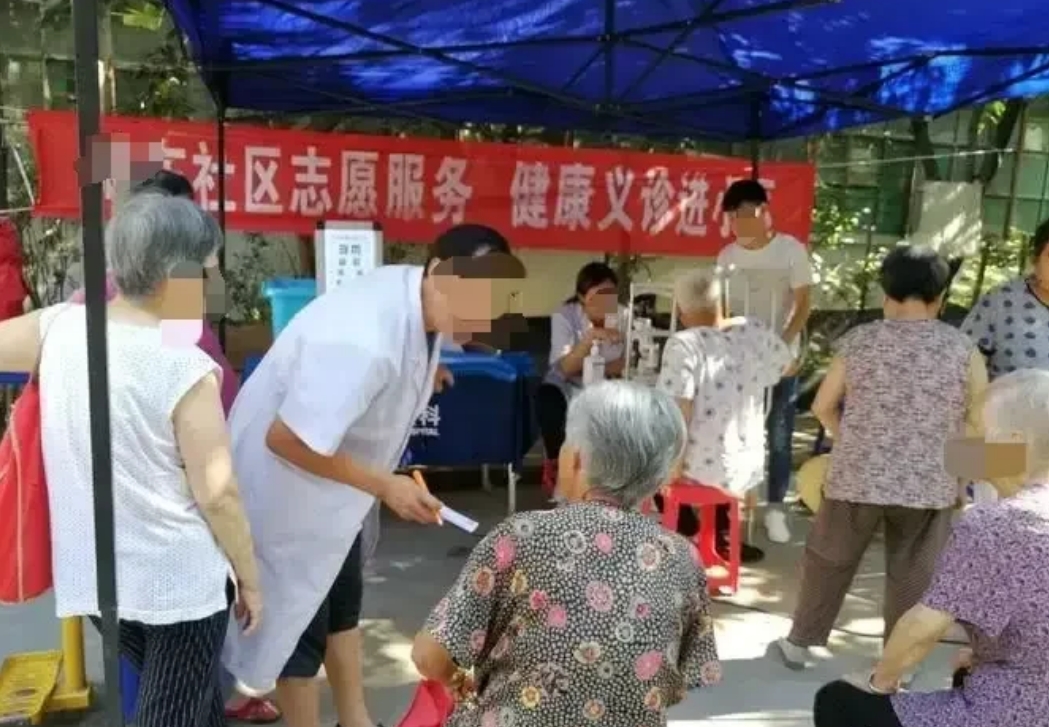 四川泸州，2名医生按照医院的安排，到社区开展免费义诊，不料被人偷偷举报到了卫健局