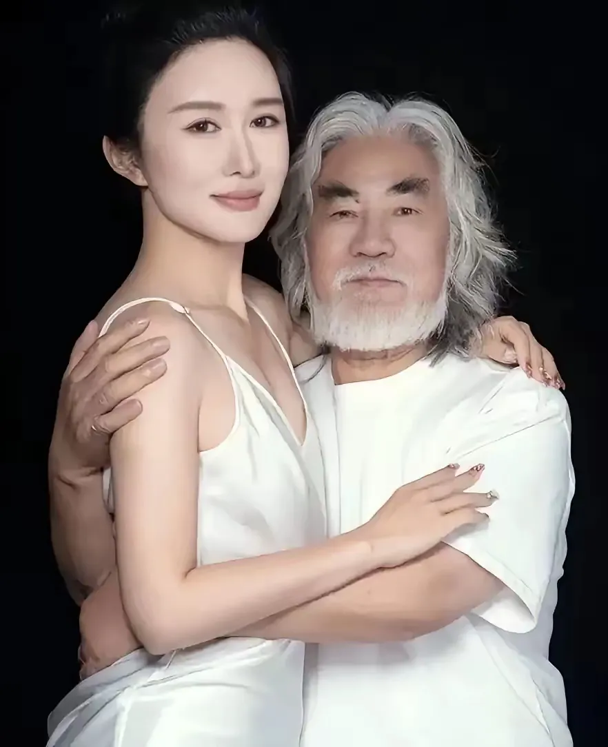 社星霖凭借出色的才华和自信的独立能力，选择嫁给了年纪比自己大得多的张纪中，这令许
