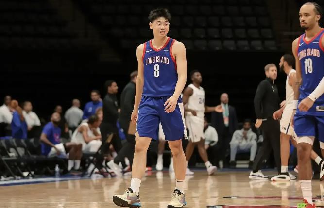 崔永熙被NBA篮网裁掉，真的是国内媒体与某些大V过度吹捧害了他。
实话往往最伤人