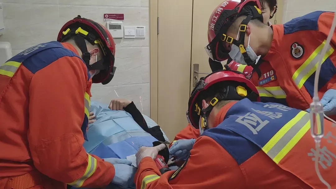 “太尴尬了！”浙江温州，一男子为了寻求刺激，竟用轴承套住下体，不曾想完事后竟被卡