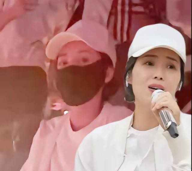 云朵偷偷去看刀郎演唱会，泪眼汪汪，疑在昭示师徒情谊依旧存在