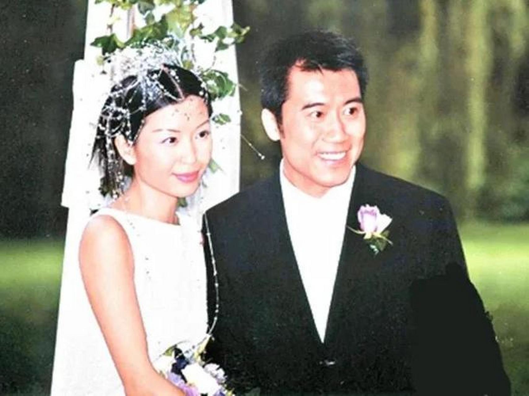 1990年，21岁的伍咏薇，嫁给51岁身家过亿的富豪翁江培，13天后，老公突然去