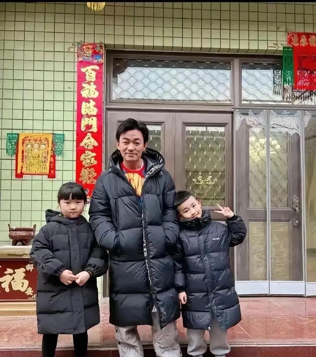 王宝强回老家乡下过年，乡亲们谁来都可以和他拍照，草根影星绝对亲民，一点不摆明星架