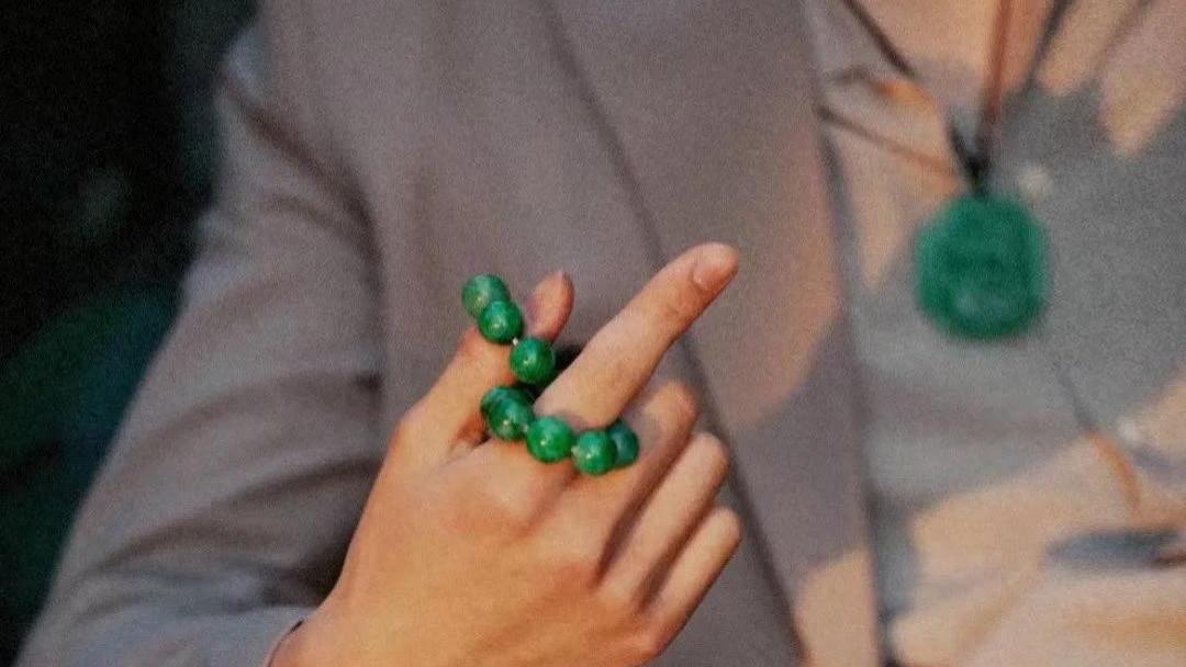 中年男人戴翡翠首饰时，尽量避免这3个“错误”，不然显土又浮夸