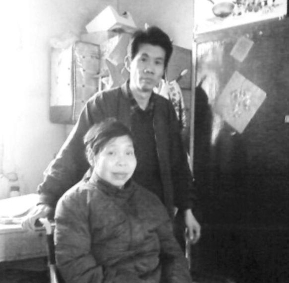 90年代，河南一位女老师因瘫痪被丈夫抛弃，正当她陷入困境的时候，小她近10岁的学