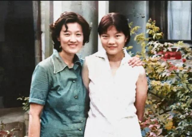 1980年母女合照，洪晃章含之气质出众，19岁洪晃展高贵典雅