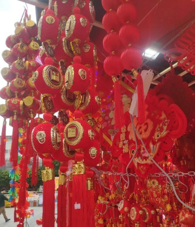 今年深圳的迎春花市啊，可把一些行业整得晕头转向喽！
往年街道办搭个帐篷招商，摊主
