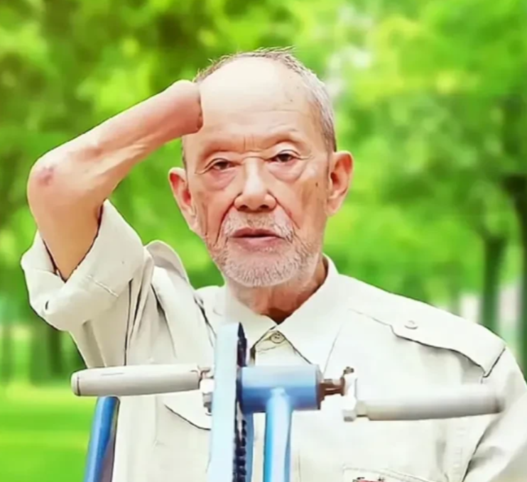 近九十岁高龄，是长津湖冰雕连的幸存战士，当年在零下四十度的恶劣天气中卧雪三天三夜