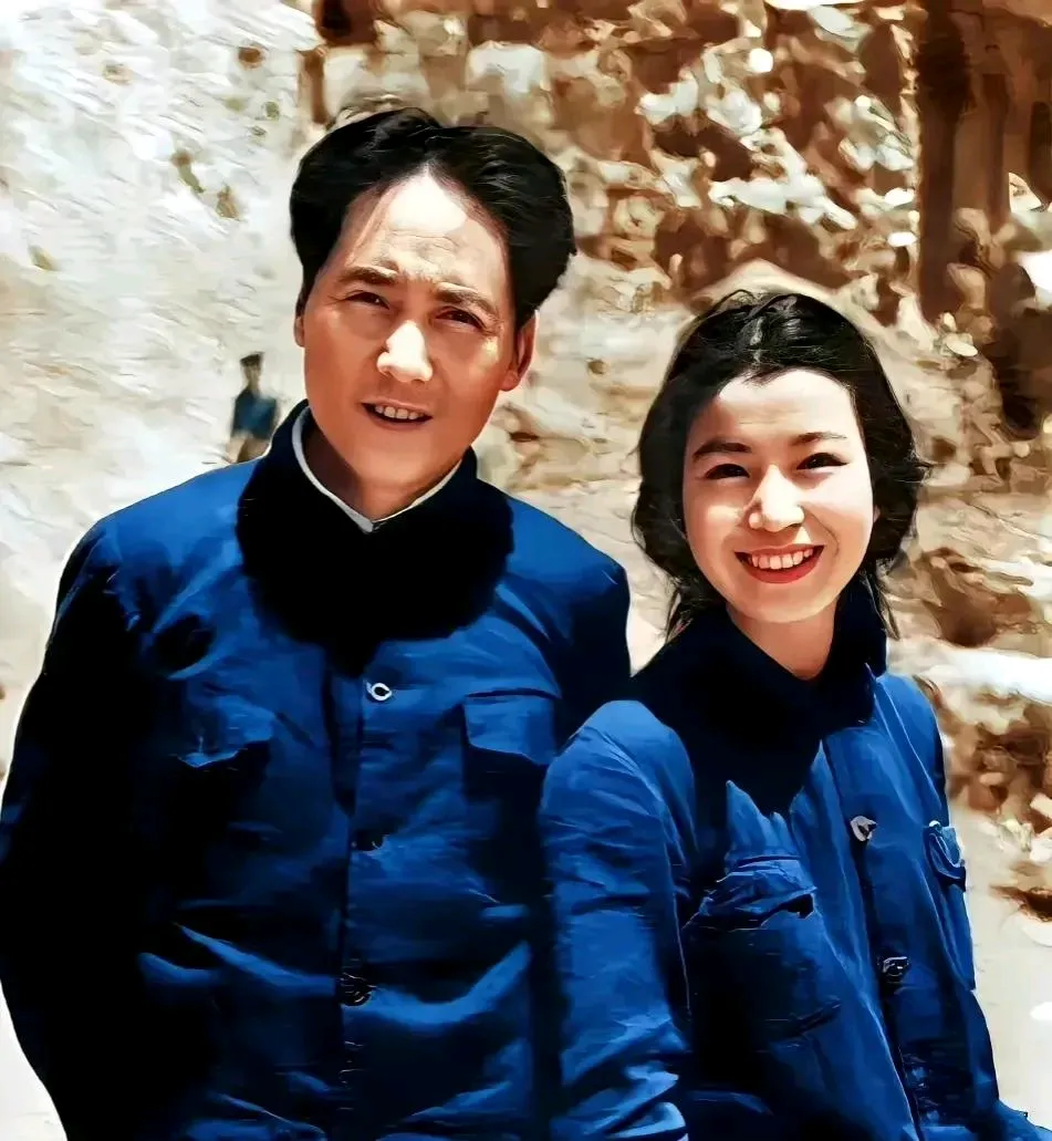 伟人旁边的这位女士是谁？有人认识吗？