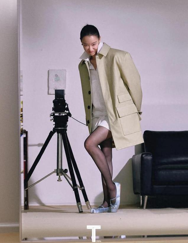 倪妮穿黑丝露出一双大长腿 , 状态松弛搞怪, 性感妩媚好撩人