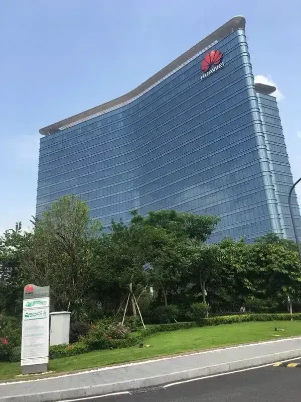 堂妹在松山湖华为上班，她是省里顶尖重本毕业的，华为给她的底薪是9500元，然后还
