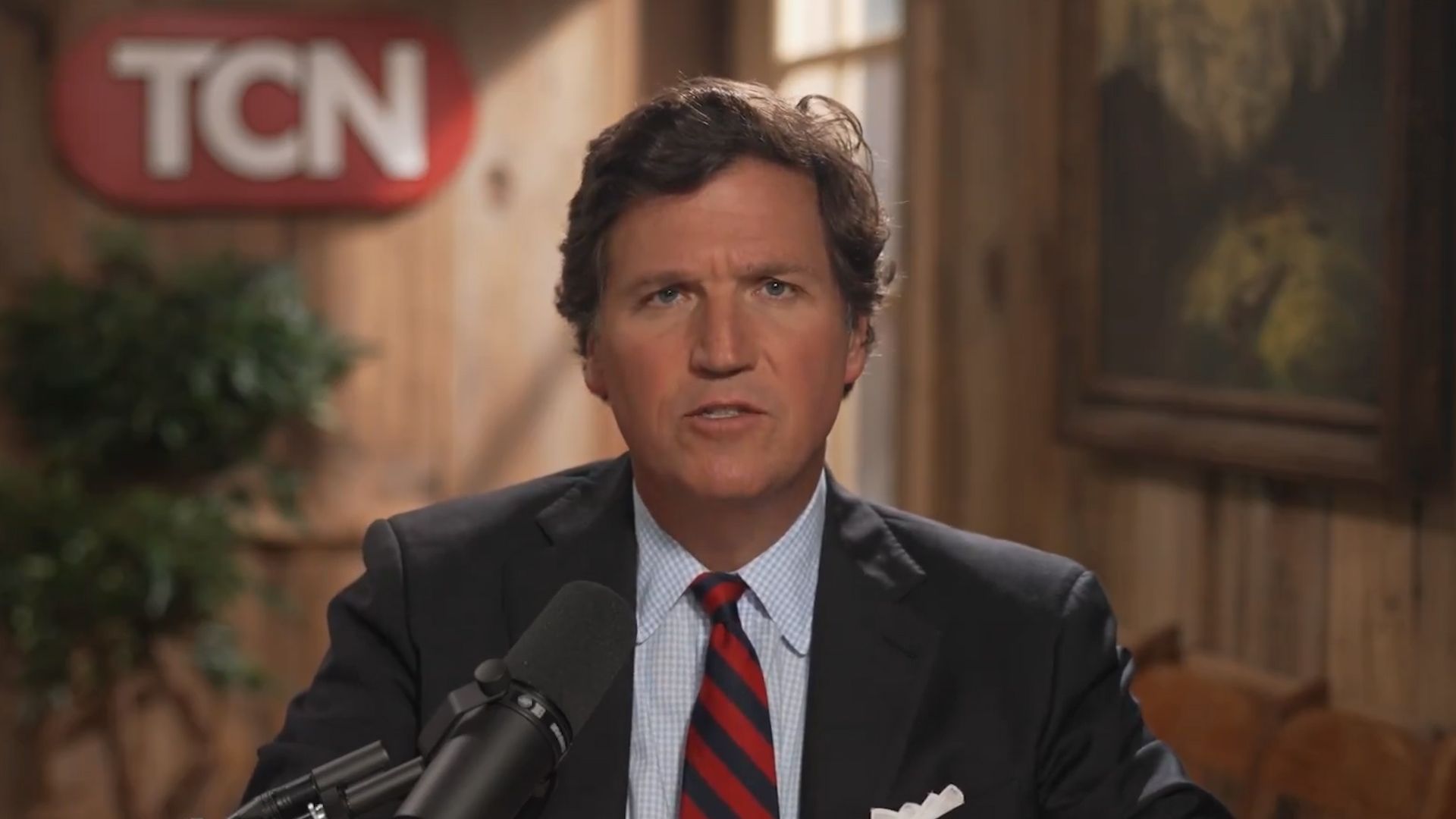 最近采访普京的美国记者卡尔森认为，美国面临罗马帝国的命运，非法移民和非公民参军可