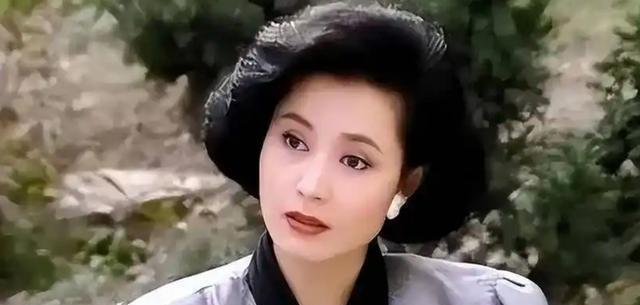 她是皇后专业户，颜值可与林青霞媲美，却因‘知三当三’背负污名。这段往事再度翻炒，