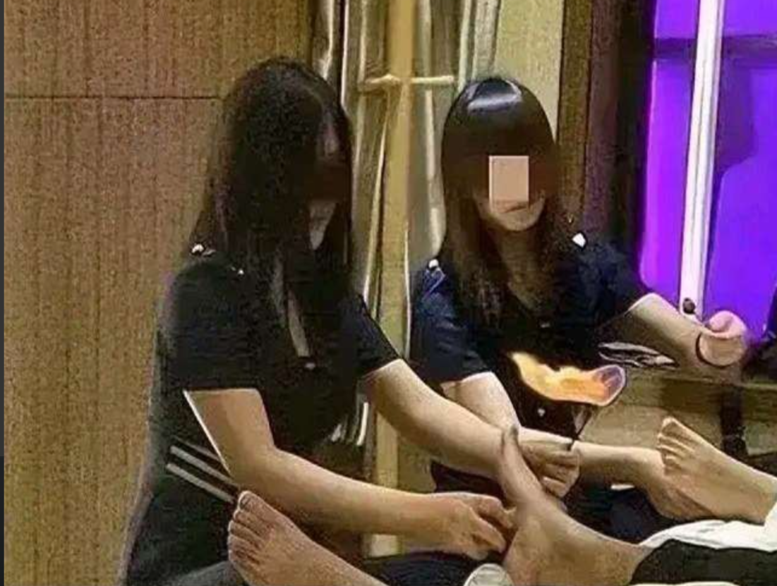 一名男子与朋友一起去足疗中心做按摩。没想到，女技师不仅衣着单薄，而且在服务过程中
