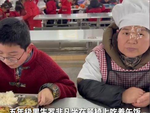 啥？学校食堂招厨师，竟然直接找学生的爹妈？这操作，简直是王炸！家长们瞬间变身“御