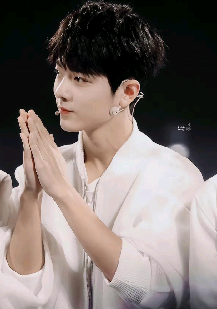 肖战颜值是不是变了？这么多年，记得肖战出道那天的照片。奶呼呼的一个初出茅庐的小男