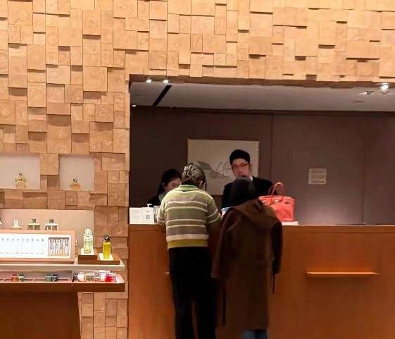 56岁伊能静在上海逛爱马仕店和粉丝合影，保养得是真好，脸上皱纹都没有，完全不输年