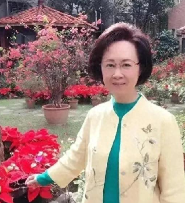 赵薇时隔3年首次发文，只为悼念琼瑶，粉丝清一色喊话复出，琼瑶生前也曾说过最爱赵薇