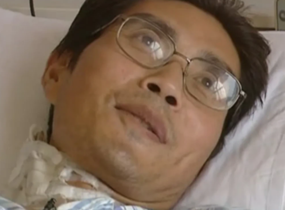 2011年，山东烟台，一名37岁男子患尿毒症躺在医院，3个姐姐和2个哥哥无一人来