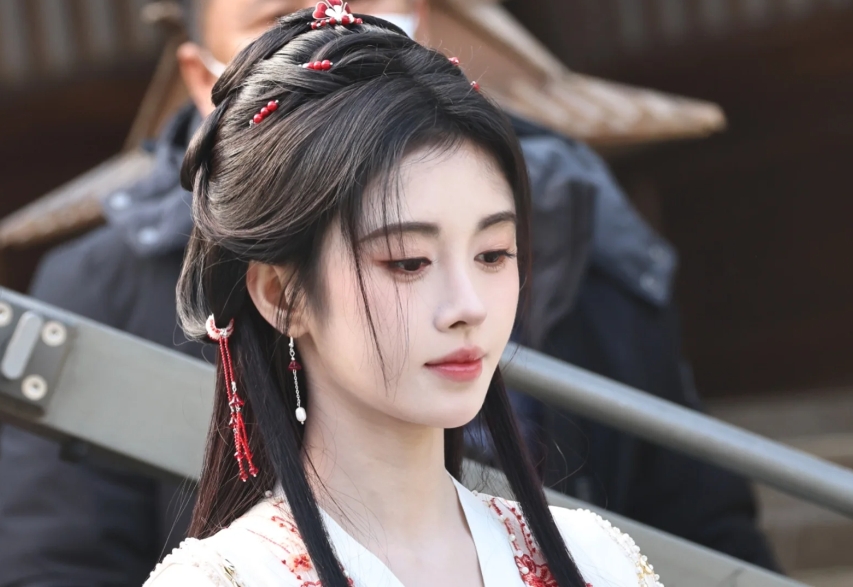 鞠婧祎：内向背后的坚守与疲惫