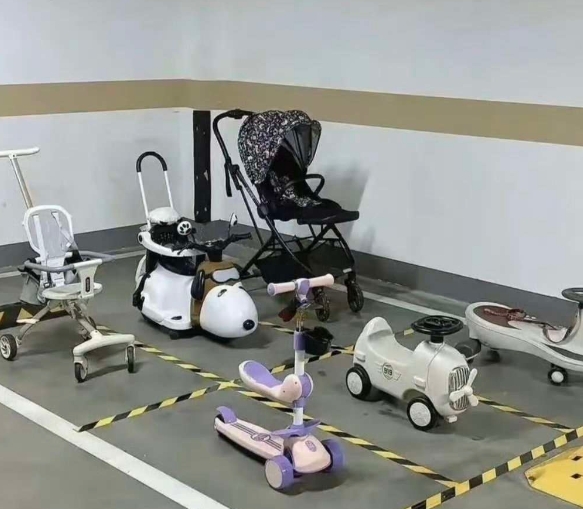 一位业主，花钱买车位放孩子玩具，结果被没地方停车的业主给告了，大家觉得谁有理？