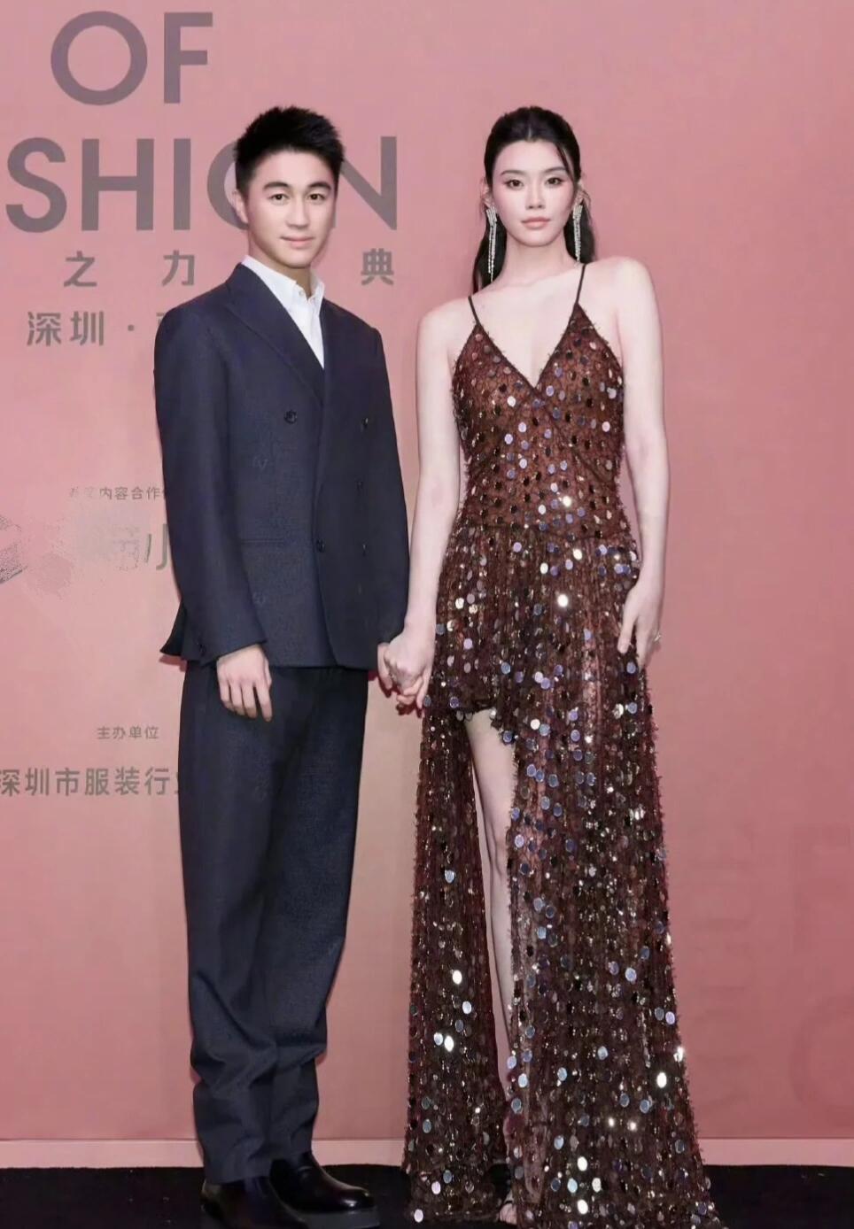 节目里，何猷君对着奚梦瑶说：委屈你了，我的家里那么复杂。
——
看了何猷君和奚梦