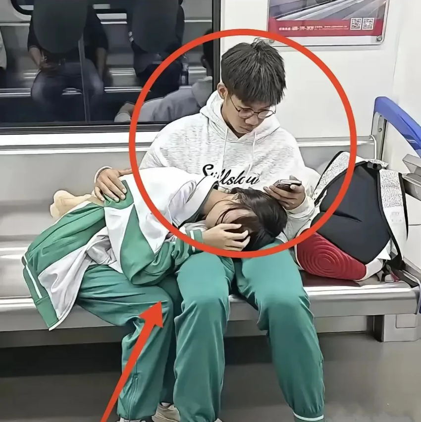 地铁上看到的一幕，令人震惊！

两个看似十五、六岁的初中生，不知干什么去。女孩上