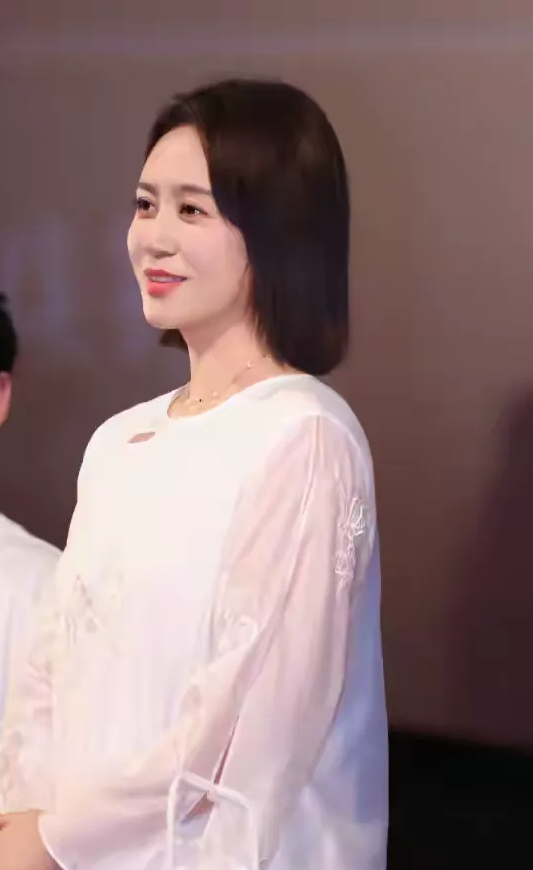 娱乐圈一定有了新的减肥手段
最近马丽也瘦了
继蒋欣之后
又一个突破年龄继体重限制