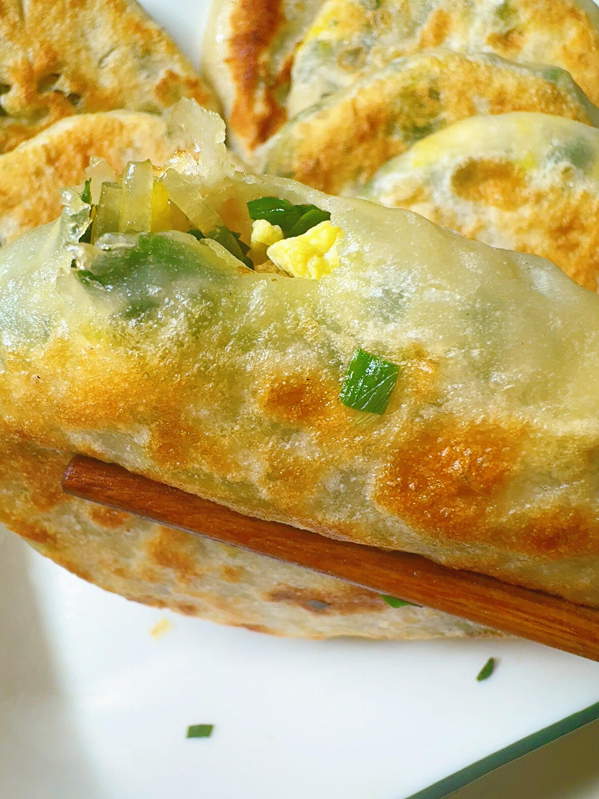 一口巨香！个个皮薄馅大，超好吃！
真的巨巨好吃！！韭菜盒子这么做，个个皮薄馅大，