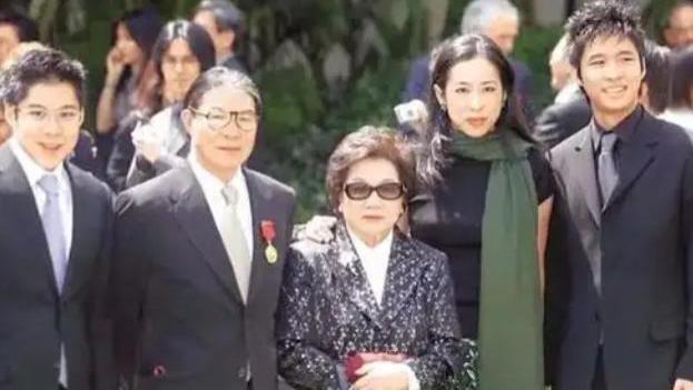 百年霍家：独尊大房，二房三房子女不与父合影，不得插手家族生意