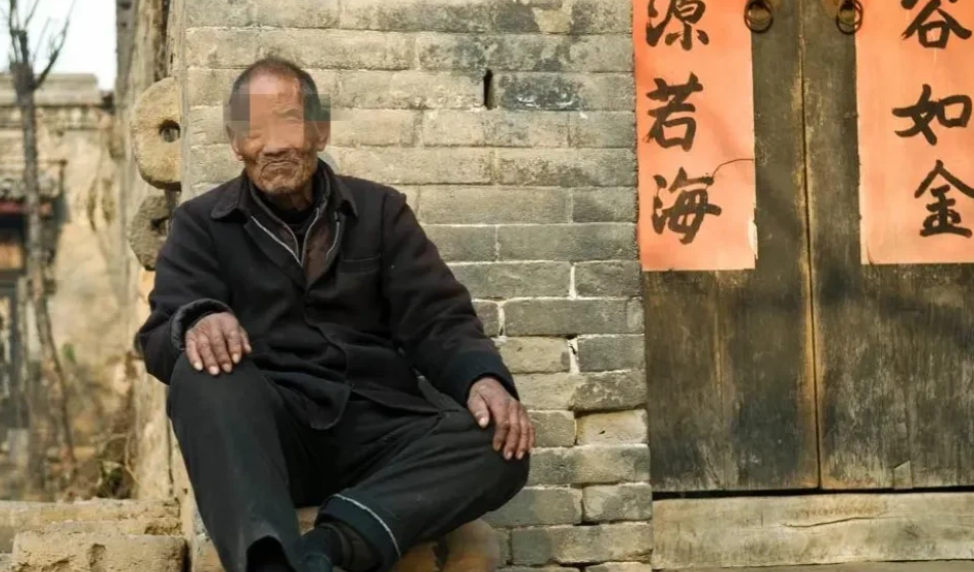 江苏徐州，一老人年轻时未曾娶妻，没曾想等老了竟落得个孤家寡人的地步，甚至成为了五