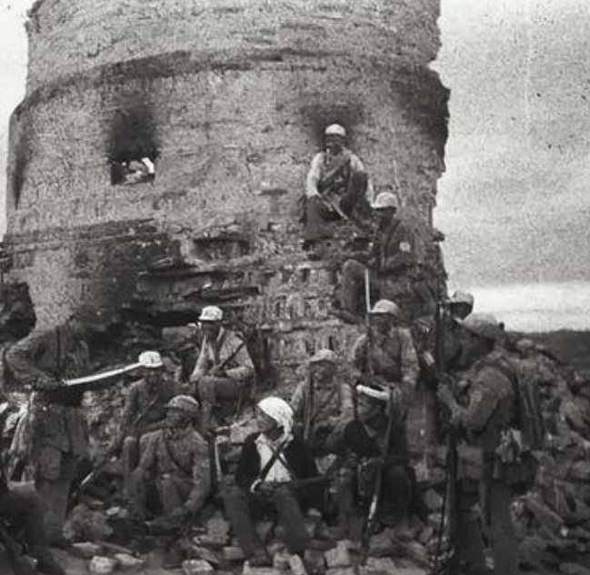 抗战中，八路军陈怀玉扮成菜农到日军厨房侦察时，一旁的伙夫看到陈后，不由惊愕万分。