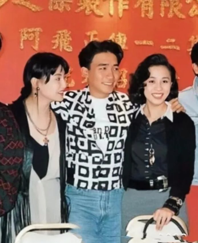原来梁朝伟在非常年轻的时候就与张曼玉以及刘嘉玲三人就很熟了，合影时，他与两位美女