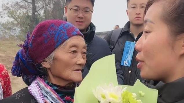 杨妞花和姐姐祭拜父母，抱头痛哭，一细节暴露出杨妞花的人品。