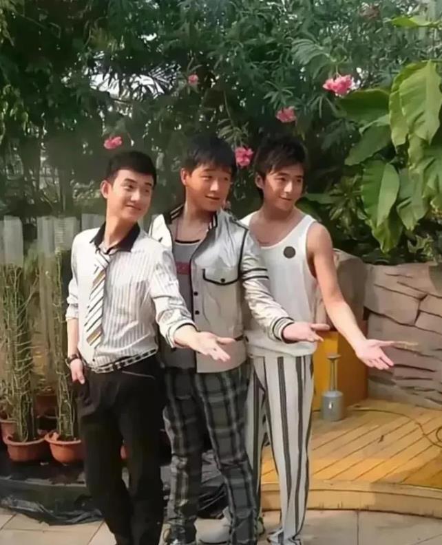 万万没想到，当年这三个土里土气的，皮肤又黑，个子又矮小，多年之后都成为了娱乐圈的