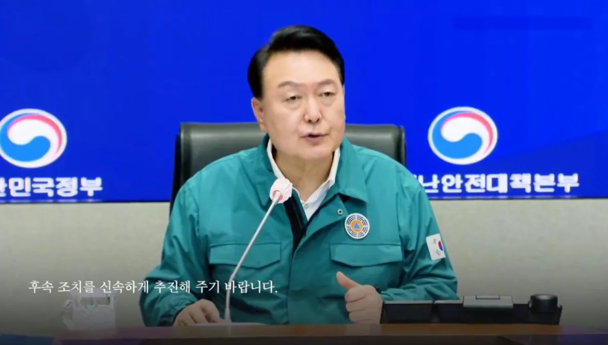 韩国民众怒了！反对逮捕尹锡悦！
在韩国法院对外发布尹锡悦的逮捕令以及官邸搜查令后