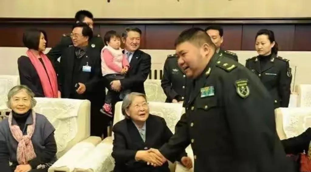李敏和女儿孔东梅，毛主席秘书张玉凤也来到现场，孔东梅的孩子还小！
这是毛家后人参