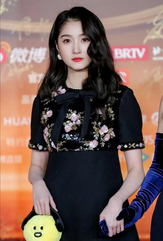 微博之夜红毯五大失败造型：
第五名关晓彤，大妈感扑面而来；
第四名高叶，这造型真